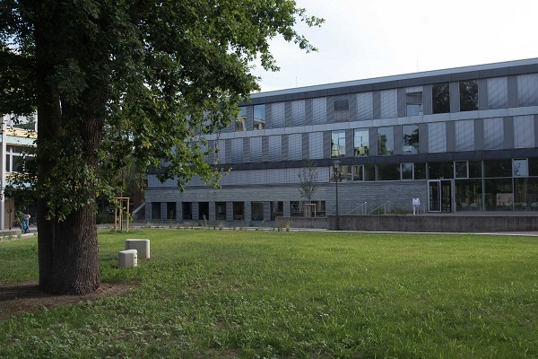 Blick_auf_das_Gebäude_C_naturwissenschaftliche_Fachräume.jpg