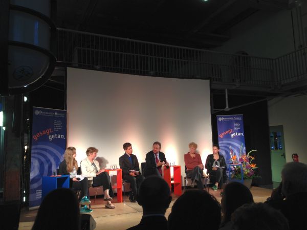 Diskussionsrunde miit H. Prantl B. John und G. Schwan 8441